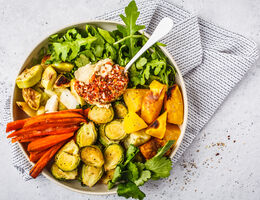 A dish full of fresh and roasted veggies.